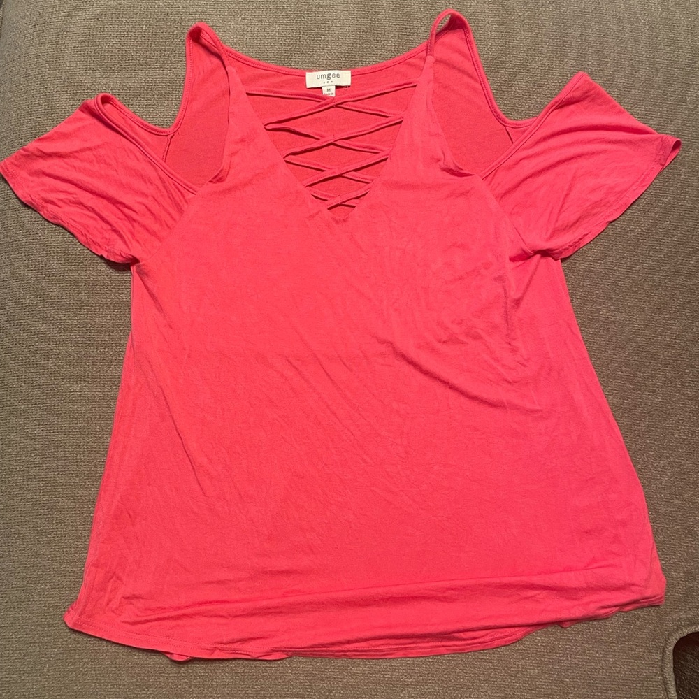 Women’s Umgee Cold Shoulder Strappy V Neck Top Pink Tee, Medium